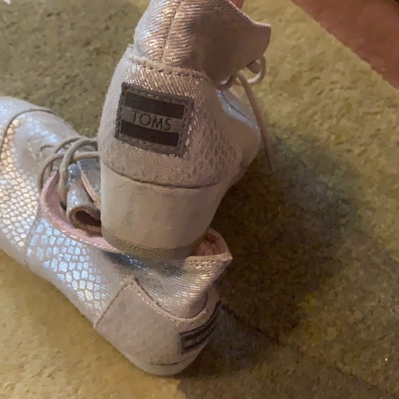 Girls Toms silver booties with a very slight wedge heel. Girls size 3 - Picture 1 of 7
